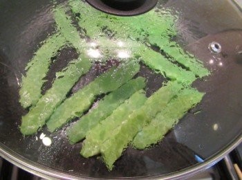 step1: 將扁豆洗淨,沾著水鋪不沾鍋,蓋鍋蓋用小中火燜煮至表面上微焦黃色.翻面同樣燜煮至上色盛盤.切段備用.