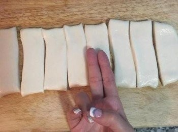 step15: 菜刀抹油，切成約2指寬的麵皮。
註：家裡鍋子小的話，建議切1指半的寬度就好。