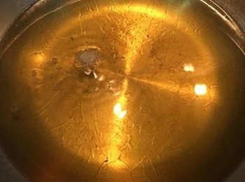 step8: 油鍋加熱到170度，丟一顆玉米粒下去會馬上起泡泡後浮起。