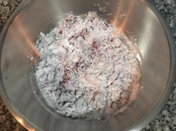 step2: 牛奶與糖及酵母混勻，倒入中筋麵粉中，再加入沙拉油拌勻到看不到液體，
註：依紫薯濕度的不同，請斟酌牛奶的用量，微波的紫薯偏乾，女漢子用了約60g的牛奶。