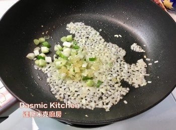 step5: 加入蔥白和蒜末一起拌炒約30秒