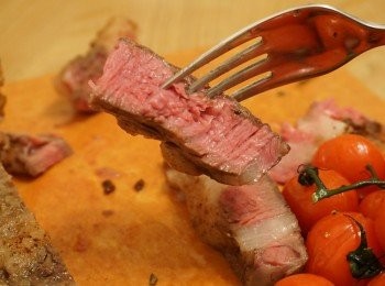 step7: 將牛排靜置架上兩分鐘，再放鑊中煎，每面煎30秒上碟即成, 牛排做好會有粉紅色效果