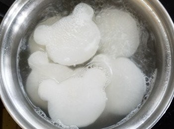 step2: 大根用雞湯煮至淋身
