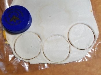 step5: 再用杯或樽蓋吸出8塊圓形模出來(動作要快,否則酥皮會溶就比較難控制)