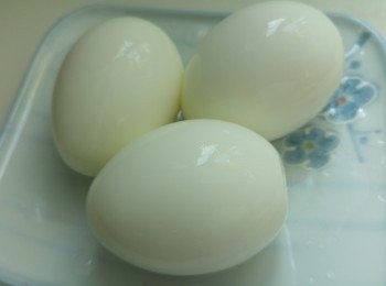 step16: 用這個剝殼方法, 就可以剝到滑滑嘅雞蛋。