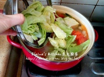 step8: 加入椰菜拌勻再煲滾 , 蓋上蓋轉慢火煲1 1/2小時