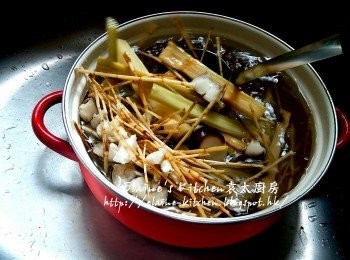 step4: 煲內逐一放入竹庶 , 矛根及馬蹄 , 加入3000ml水拌勻