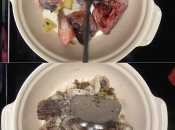 step10: 燒熱鍋，下多一點油，先下一半薑片爆香
之後下魚頭魚骨煎香，煎時粘鍋不怕，把魚骨炒爛更好