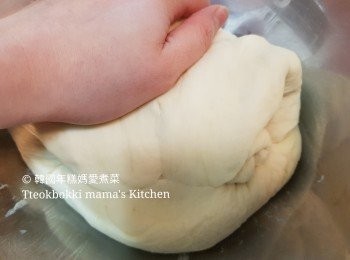 step13: 把它搓扁壓出空氣，
