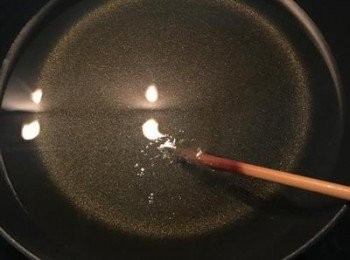 step18: 用大鍋，放入足量的油，中火燒到約170度（筷子放下後週邊會馬上起小泡泡）