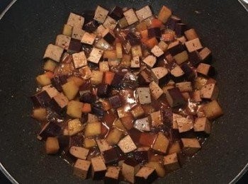 step7: 蓋鍋蓋轉小火燒到馬鈴薯丁變鬆軟；