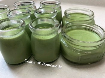 step1: 可做12樽小牛奶樽份量
糖(可因應個人口味加減）。
魚膠粉（魚膠粉和糖盛載一起預先拌勻)
**將牛奶和忌廉倒入鍋內，用小火！倒入綠茶粉攪拌,
**隨後分數次加入糖和魚膠粉用打蛋器攪拌至溶化為止，
**不須煲滾只須煲至糖和魚膠粉都溶掉，入樽後放涼.
放涼後可放回雪櫃 雪至凝固