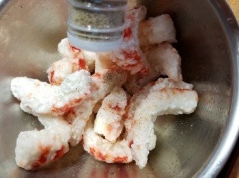 step1: 素蝦洗淨後用適量椒鹽拌勻略醃待入味