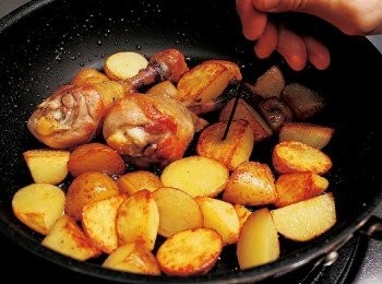 step12: 撒入1g的鹽繼續煎，待馬鈴薯煎出金黃色澤後，再用竹籤刺入確認硬度。(馬鈴薯沒有平均受熱也無妨。色澤和硬度不均也無所謂。有的鬆軟、有的爽脆，這種層次不一的口感也是一種美味。)