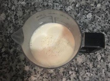 step2: 牛奶和蛋液裡再加入小蘇打粉和無鋁泡打粉拌勻。