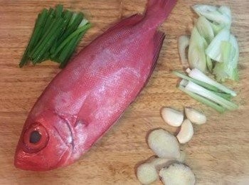 step1: 魚沖洗乾淨，蔥切段，將蔥白與蔥綠分開；大蔥斜切5-6片；蒜頭去皮；辣椒去籽切圈狀。
