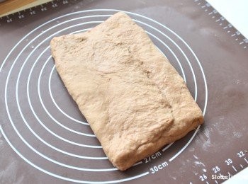 step5: 上下麵皮往中間平折收口捏緊包實