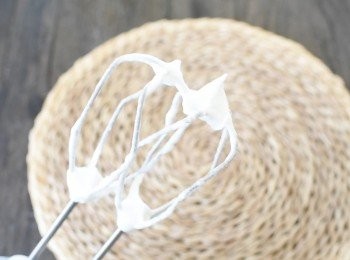 step1: 用電動打蛋器打發蛋白，有泡沫時下糖，打發至乾成發泡(Stiff Peak)，將碗倒轉而蛋白霜不掉下就可以