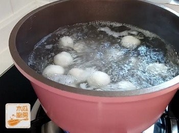 step4: 小丸子放入滾水，中火煮至浮起後，盛起放入水中冷卻