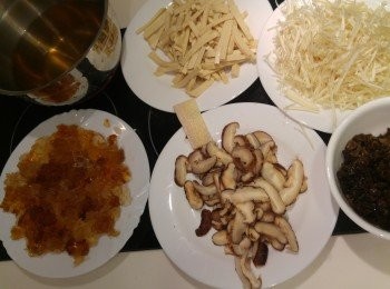 step2: 冬菇水留用,  金菇切去軟粗糙的底部, 然後將金菇切段, 冬菇切片, 雲耳和素雞切絲。