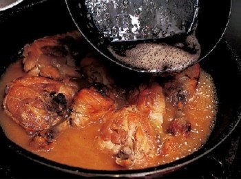 step11: 將10加入煮汁中(將10 一口氣全加入滾沸的煮汁中。避免淋在雞肉上。)