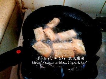 step7: 放入鑊中加油 , 用中火炸至金黃色 , 盛起吸取過多油份 , 灑上椒鹽即可