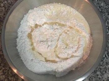 step4: 將牛奶倒入麵粉中，再加入沙拉油，