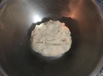 step4: 簡單的揉成糰後，蓋保鮮膜鬆弛5分鐘；