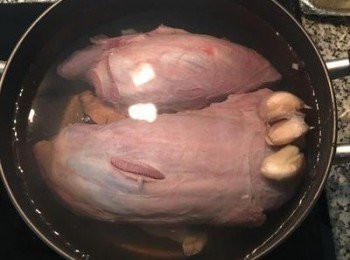 step2: 鍋內放入不去皮拍扁的蒜頭、拍過的薑、整枝略摺後的蔥及滷包；再放上牛腱或牛腩，倒入水淹沒牛肉，再倒入1大匙的米酒，用小火慢煮。