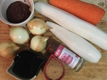 step4: 煮牛肉湯底時，可順便準備紅燒牛肉湯的用料，紅、白蘿蔔去皮；洋蔥洗淨；調味料秤好備用；