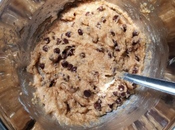 step2: 篩入100g低粉，半茶匙baking soda同半茶匙鹽，拌勻。再倒1/4包入爐朱古力粒粒同1/4杯燕麥，再拌勻