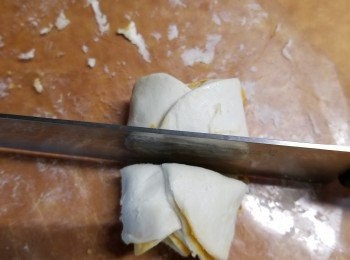 step8: 再卷起後於中間用刀切開兩件