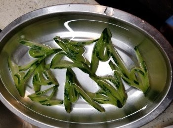 step13: 將裝飾青瓜用食用凍滾水略浸洗(裝飾青瓜可食用)