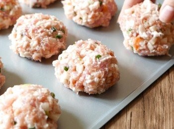 step8: 把豬肉分成12份，取出1份豬肉，用雙手來回拍打成圓餅。