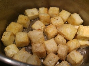 step4: 豆腐需炸兩次。