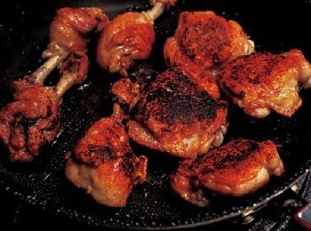 step6: 確實煎出金黃色澤。(繼續確實煎反覆3 ∼ 5 的作業，煎到肉身與皮都確實上色為止。立起棒腿肉，讓切面的肉和骨髓都確實煎煮。)