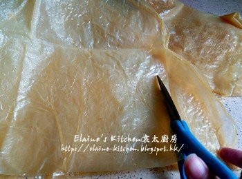 step2: 腐皮剪去邊位