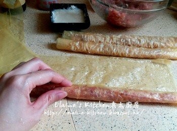 step6: 卷起用麵粉糊封口靜待10分鐘後切段