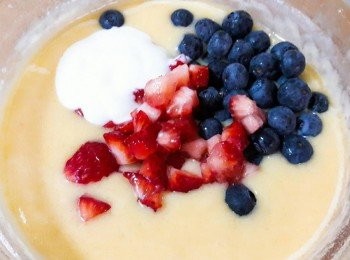 step6: 把藍莓和切碎了的草莓 , 優格加入