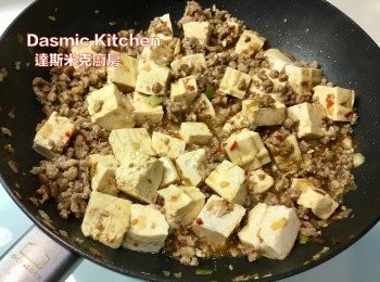 step9: 倒入醬油和糖，小心翻炒約30秒