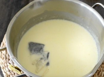 step2: 將茶包放入煮過的淡忌廉內，靜置10分鐘