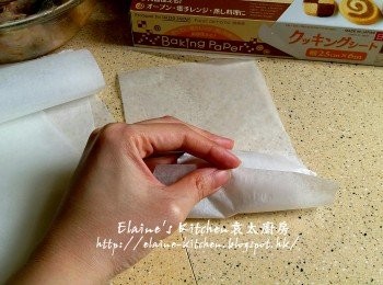 step6: 牛油紙剪成細塊 , 將<a href="https://bit.ly/3zHU5V3" target="_blank" data-keyword="雞翼" class="guide-link"><strong>雞翼</strong></a> <span style="display:inline-block;vertical-align:middle;margin-top:-3px;color:initial;border-radius:3px;padding:2px 3px;font-size:12px;line-height:14px;background:#87d300;color:#fff;">即買</span> 放入焗爐紙內包好 , 再放在另一張焗爐紙內再包一次