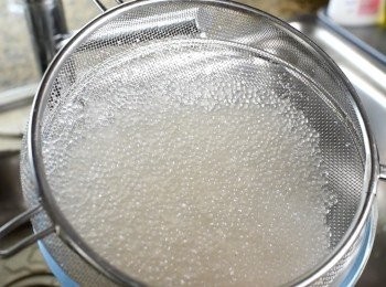 step1: 煮沸一煲水，下西米(不用清洗），用中火煮10分鐘 (西米會有些白色點點）然後離火，蓋上煲蓋焗15分鐘，西米便會變透明. 用水沖一沖，瀝乾水份備用。