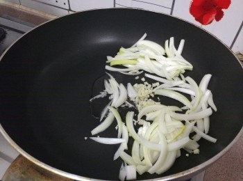 step3: 燒熱一湯匙橄欖油， 下洋蔥及蒜蓉爆香