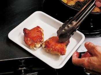 step11: 腿排肉大致煎熟後便先取出。(帶骨的棒腿肉要煎熟比較費時。先取出腿排肉以免過熟，進入最後階段的煎煮時再放回鍋中。)