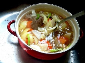 step7: 再加入蕃茄 , 牛展及熱水拌勻 , 用中火煲至滾起