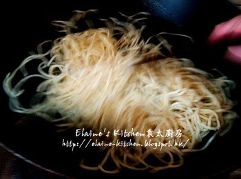 step4: 伊麵放入水中用中火拌勻煮至散 , 先盛起備用