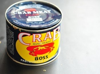 step3: 量蟹肉45克，用手捏成球狀。