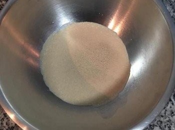 step1: 牛奶+即溶酵母+糖混勻。