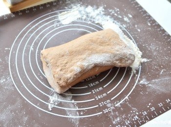 step6: 撒高筋麵粉、折成三折共兩次